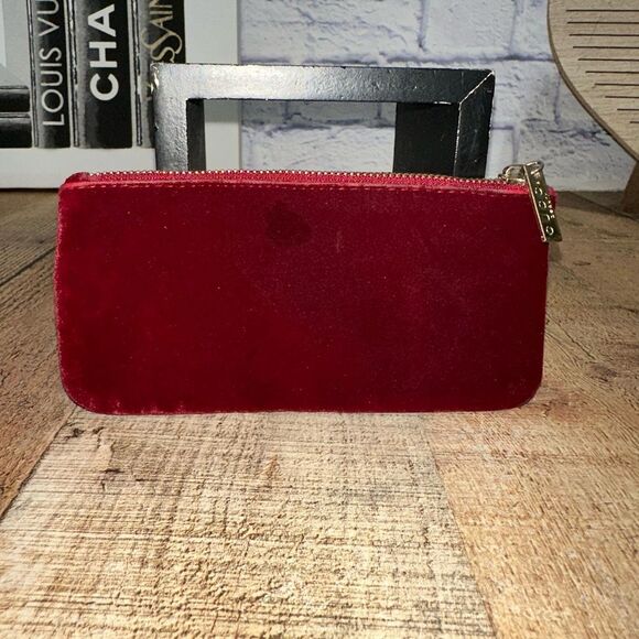 Gucci Red Velvet Beauty Pouch - Picture 3 of 10